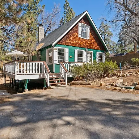 Oak Nesting - Great Chalet Style Cabin At The End Of The Street With Rustic Stone Gas Log Fireplace!